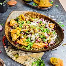 Samosa Chaat – Spicy Indian Street Food with Tangy Chutneys & Chickpeas